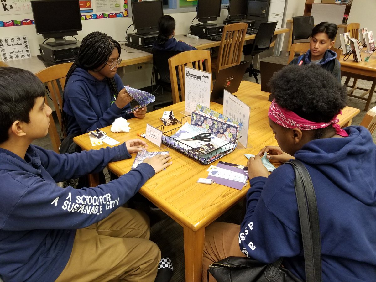 JRLibrarian's tweet photo. Today during #MELSComicCon high school students got creative with origami and buddha boards, made keychains, and shopped at @RoyalComicsNYC! @MetropolitanELS https://t.co/JWUw4SFtLl
