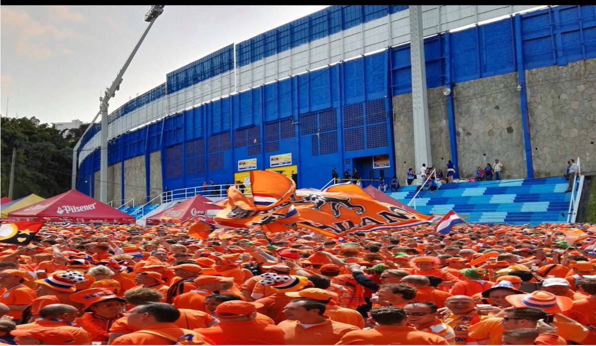 mago_sv's tweet photo. Gran cantidad de aficionados zopes afuera del Cusca el 50+1 se hace presente
#InvasionNaranja https://t.co/i1fbMrXWYs