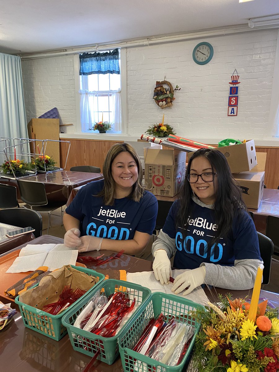 KimberleyAnn72's tweet photo. On #InternationalVolunteerDay some very special elves from @JetBlue BDL wrapped presents for our local soup kitchen #jetBlueBDL #jetblueforGOOD #BDL #allwrappedup #volunteer https://t.co/cvFfByFoiF