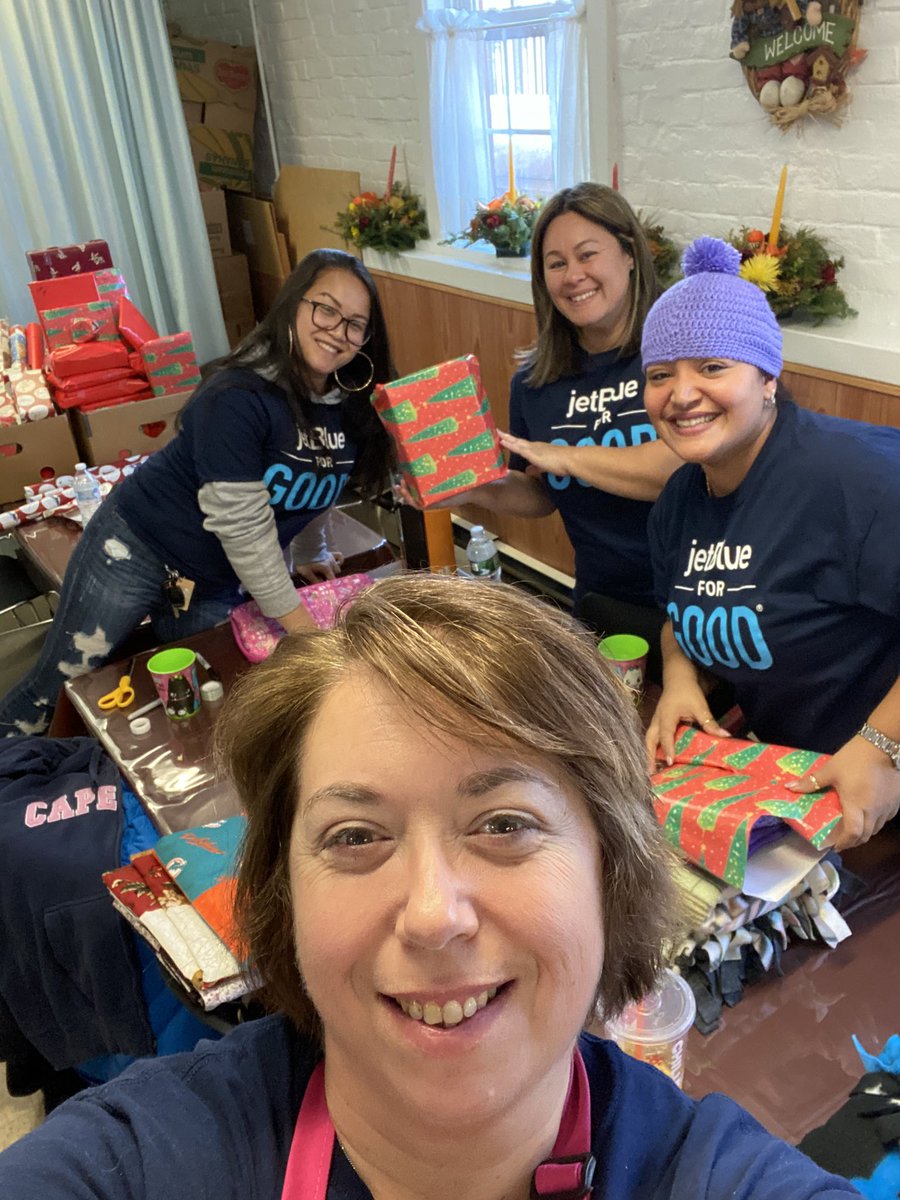 KimberleyAnn72's tweet photo. On #InternationalVolunteerDay some very special elves from @JetBlue BDL wrapped presents for our local soup kitchen #jetBlueBDL #jetblueforGOOD #BDL #allwrappedup #volunteer https://t.co/cvFfByFoiF