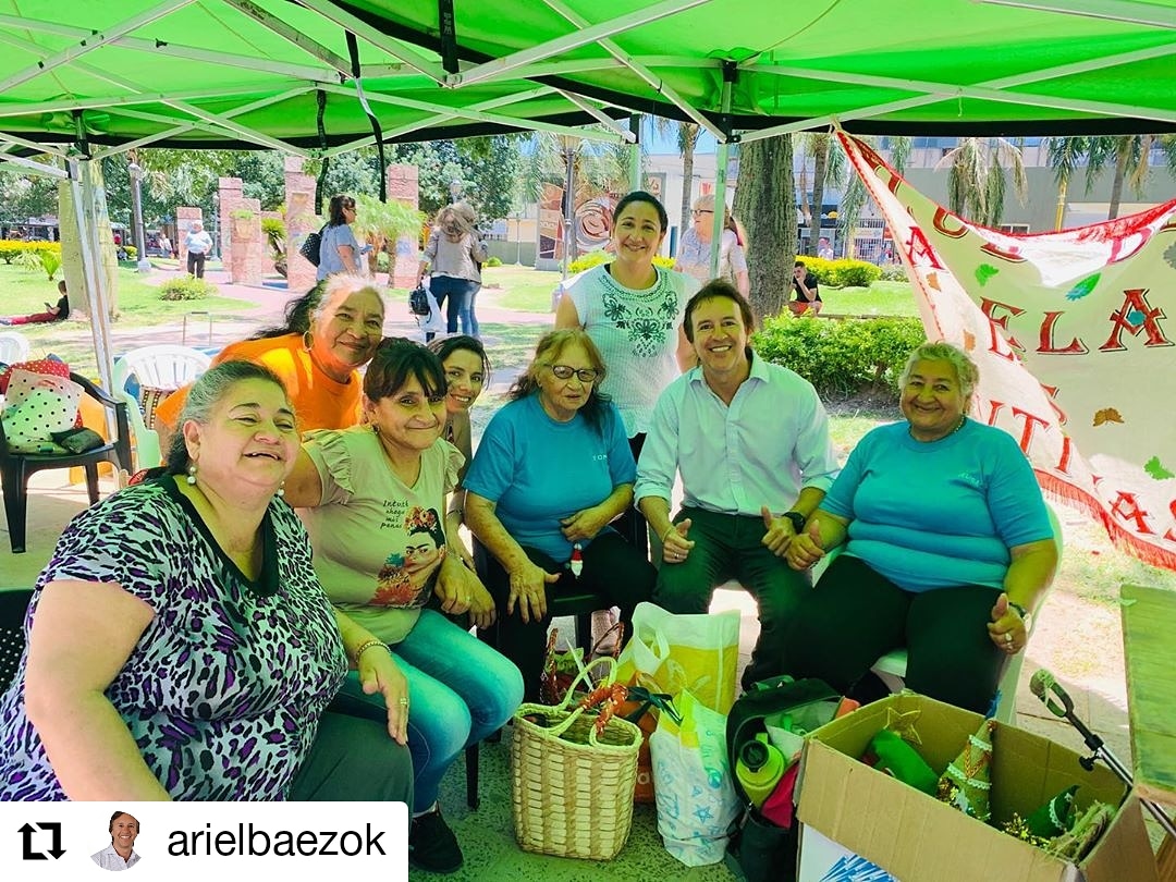CicoCorrientes's tweet photo. Compartiendo la mañana con el Club de Abuelos y su exposición de Arreglos y Adornos  Navideños en la Plaza Vera. Vengan a visitarlos ❤ https://t.co/COzcQG8WRB