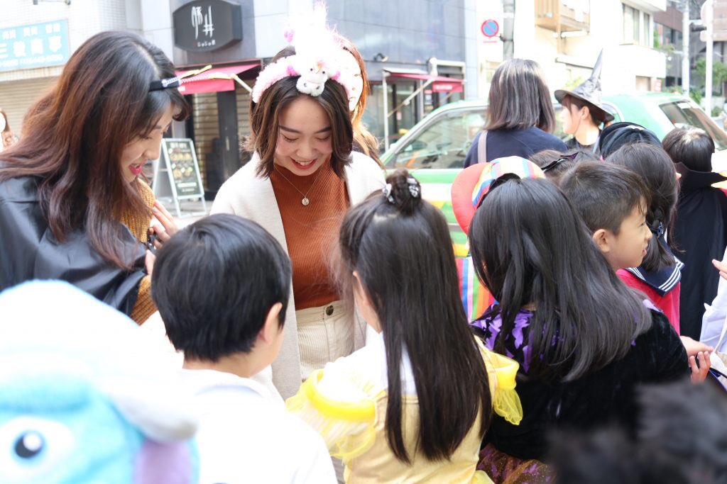 戸板女子短期大学 公式 オープンキャンパス 国際コミ学科 戸板女子短期大学 Teaching English To Children2 を受講している1年生が 芝小学校主催の ハロウィン パレード に参加しました T Co M4mi1krxzg 戸板女子短期大学