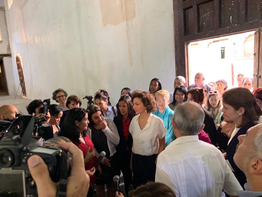 AAzoulay's tweet photo. A La Havane, histoire puis visite de la vieille ville avec la première dame @DiazcabelB ; du couvent Santa Clara avec Amb UE. dans le cadre du Projet Transcultura et d’une école associée à @Unesco. #cuba #culture #patrimoine https://t.co/G7wE7egJft