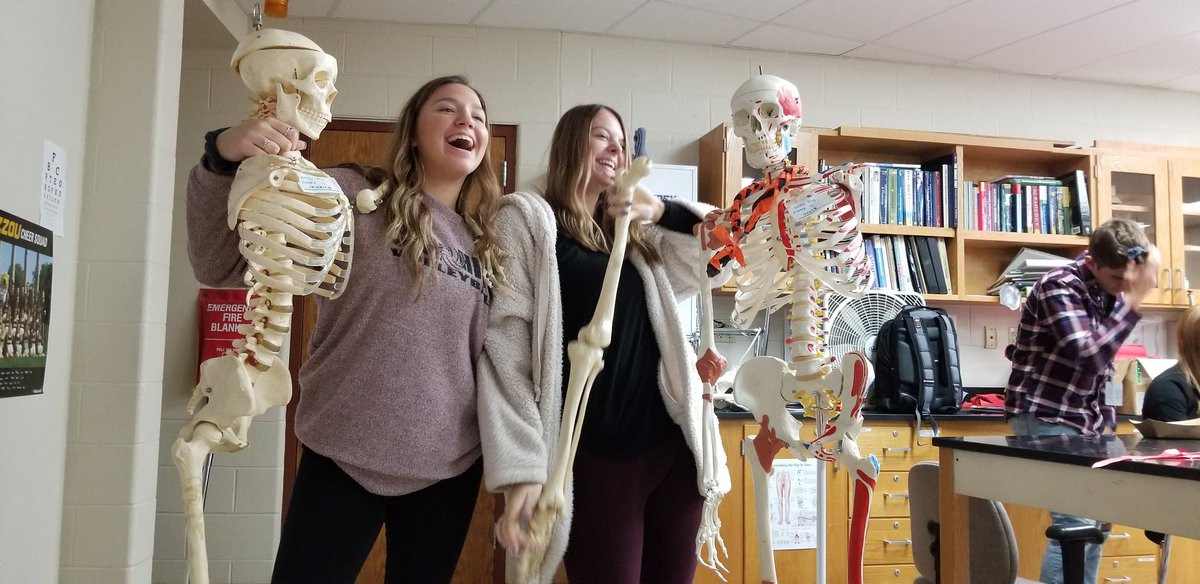 gm8585's tweet photo. #CountUp Day 75:
Many #HHSAnatomy students feeling the pressure of the homestretch for Semester 1. Not the two that finished yesterday, though.
If you want to make the #CountUp, you put the detached leg over your shoulder, thinking it's the arm.
@AshleyKonecki @katebowerr
Also... https://t.co/etVYhcCuQ1