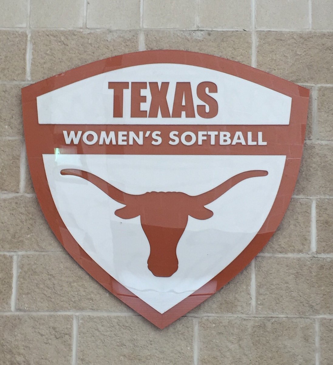 ashton_maloney's tweet photo. I am so extremely humbled and blessed to announce that I have verbally committed to continue my academic and softball career at the University of Texas. Thank you to my family, coaches and friends who have helped me get to where I am today. HOOK ‘EM HORNS🤘🏼🧡 @TexasSoftball https://t.co/HdVNDRg58E