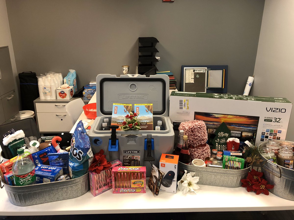 NWsenate's tweet photo. Student Senate is back with their 7 Days of Giveaways!! #StudentSenate2019 #7DaysofGiveaways https://t.co/Ib9UhvkMCQ