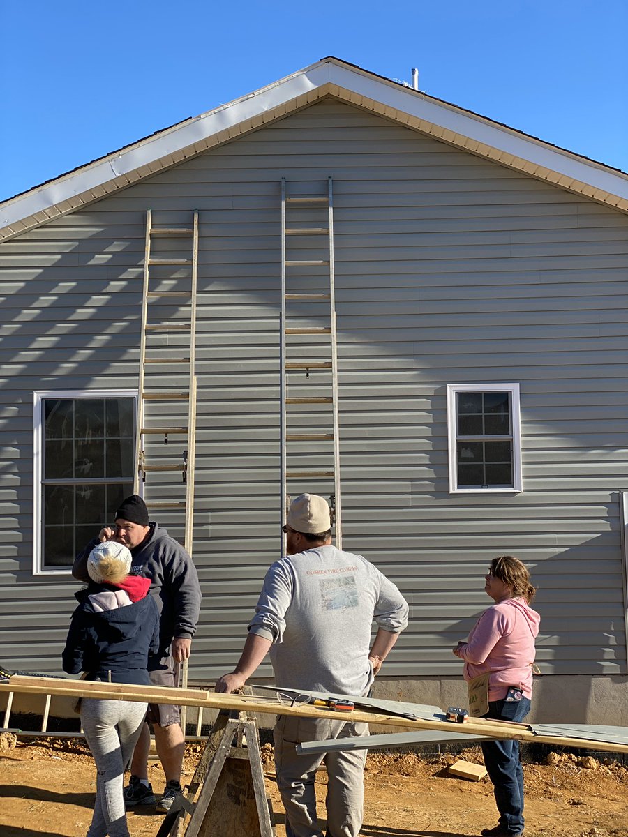 SixString_Mitch's tweet photo. #Team1528 #LowesOfLexington giving back to the community this week. Vira is a wonderful woman and what a great pleasure to work on her home for her and family! Proud of our team and support that we gave to help her out. https://t.co/5vDB3Gg2pM