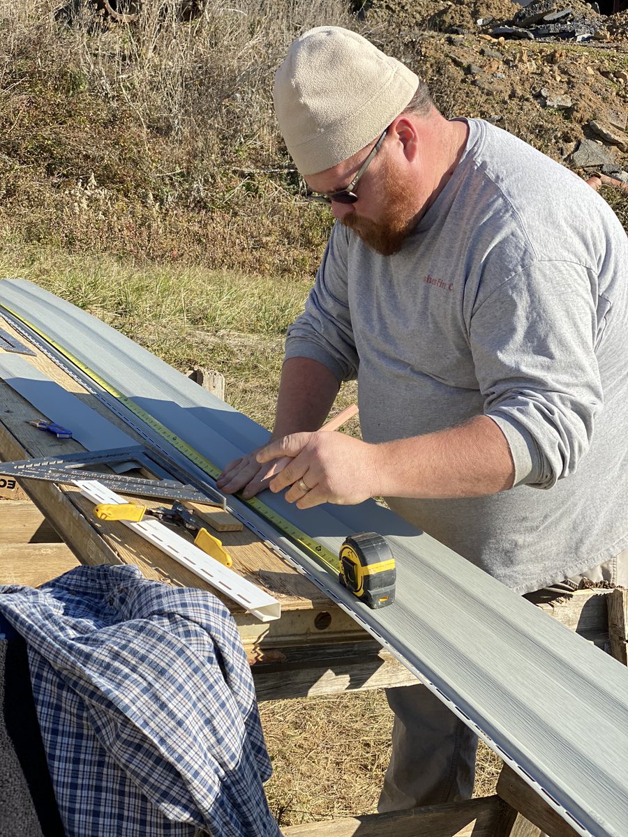 SixString_Mitch's tweet photo. #Team1528 #LowesOfLexington giving back to the community this week. Vira is a wonderful woman and what a great pleasure to work on her home for her and family! Proud of our team and support that we gave to help her out. https://t.co/5vDB3Gg2pM