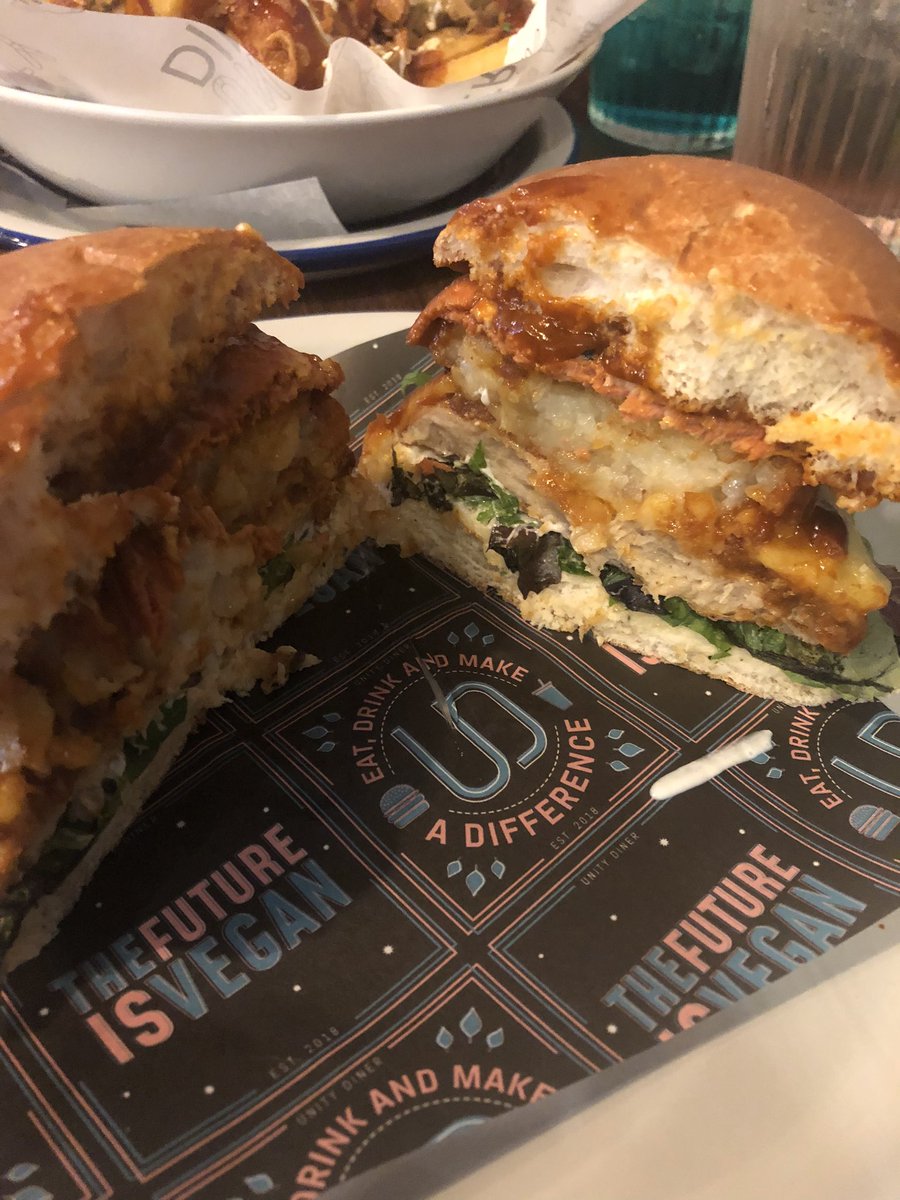 Omg @unitydiner lunch today with @TrueGas was amazing. My first visit to an all vegan food place and my first vegan fried chicken burger! It was incredible. I wanna go back already (although I’m still full from lunch 😂)🌱 #vegan #veganlondon #veganfood #vegandiner