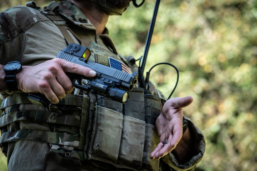 AimpointUSA's tweet photo. The design of the Acro pistol sight promotes extremely fast target acquisition. And just like all Aimpoint sights, the optic is operationally parallax-free, so there is no need to center the dot within the housing body. #aimpointacro #acrop1 https://t.co/2szY6UpwcD