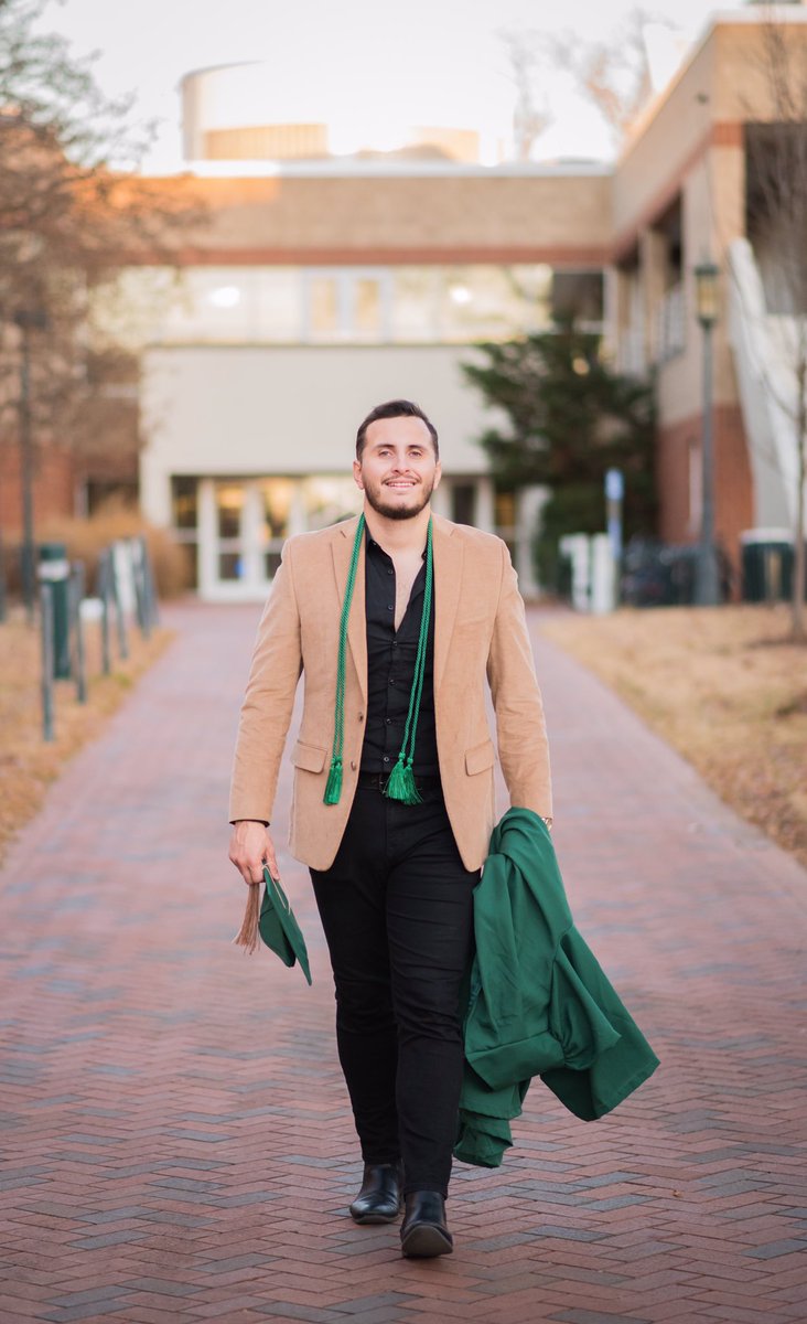 7cesaralonso's tweet image. I earned it.... so now I flex it... Soy
orgullosamente Primera Generación🎓🇲🇽 Pero I didn’t get here on my own🙅🏽‍♂️ Shout out to mis Padres, friends y el amor de my life @jenncast20 🥰 Por ustedes llegue hasta aquí 🙏🏼
...
Photographer-  @ZamnBerto #GraduationSzn #UNCC19