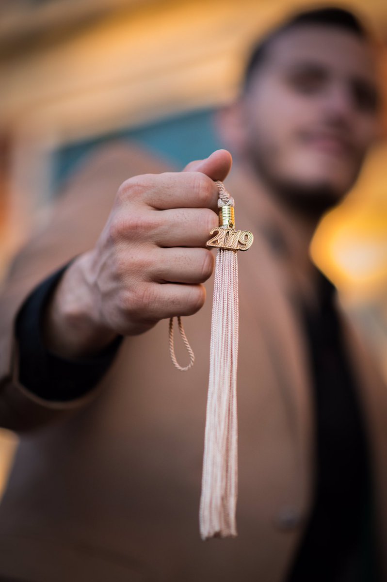 7cesaralonso's tweet image. I earned it.... so now I flex it... Soy
orgullosamente Primera Generación🎓🇲🇽 Pero I didn’t get here on my own🙅🏽‍♂️ Shout out to mis Padres, friends y el amor de my life @jenncast20 🥰 Por ustedes llegue hasta aquí 🙏🏼
...
Photographer-  @ZamnBerto #GraduationSzn #UNCC19