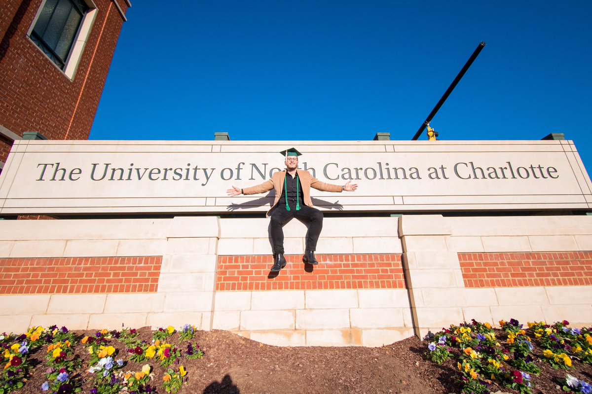 7cesaralonso's tweet image. I earned it.... so now I flex it... Soy
orgullosamente Primera Generación🎓🇲🇽 Pero I didn’t get here on my own🙅🏽‍♂️ Shout out to mis Padres, friends y el amor de my life @jenncast20 🥰 Por ustedes llegue hasta aquí 🙏🏼
...
Photographer-  @ZamnBerto #GraduationSzn #UNCC19