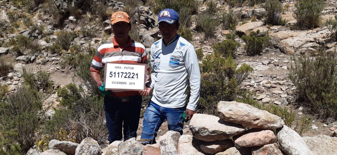 MDRyTOficial's tweet photo. El @nacionalINRA, concluyó trabajos de campo con la verificación de mejoras y mensura de 27 hectáreas de superficie, 9 parcelas en beneficio de 42 comunarios copropietarios de #Tolapampa, municipio de #Colquechaca, provincia #Chayanta, #Potosí
#TrabajandoPorBolivia https://t.co/DAWv1kobR8