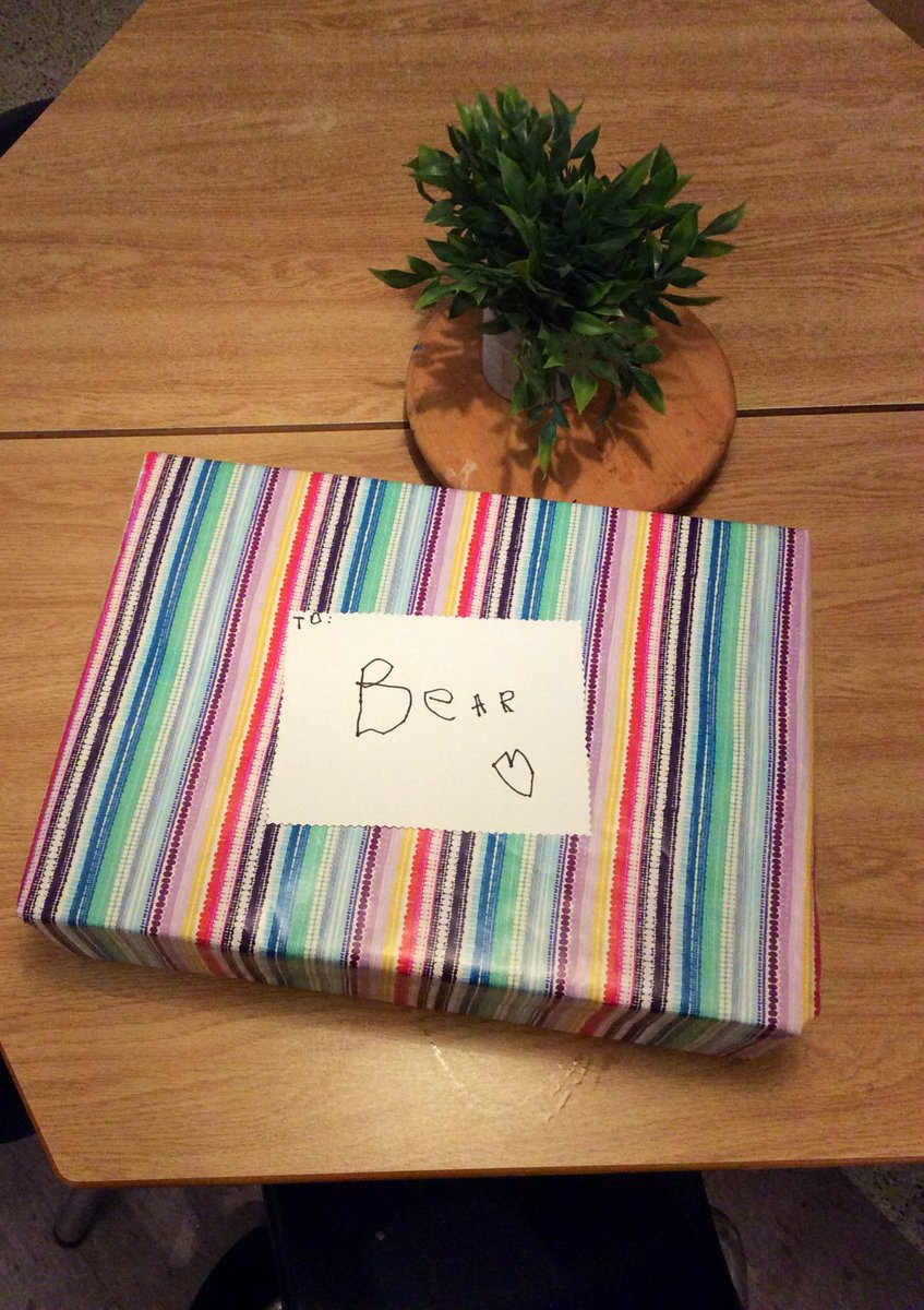 mrsmeadK2's tweet photo. Today we made a care package for one of our #K2Awesome friends with some of his favourite things 💕 #kindkids #missingourfriend #homemadecookies #classbook https://t.co/VsRqqiGWjd