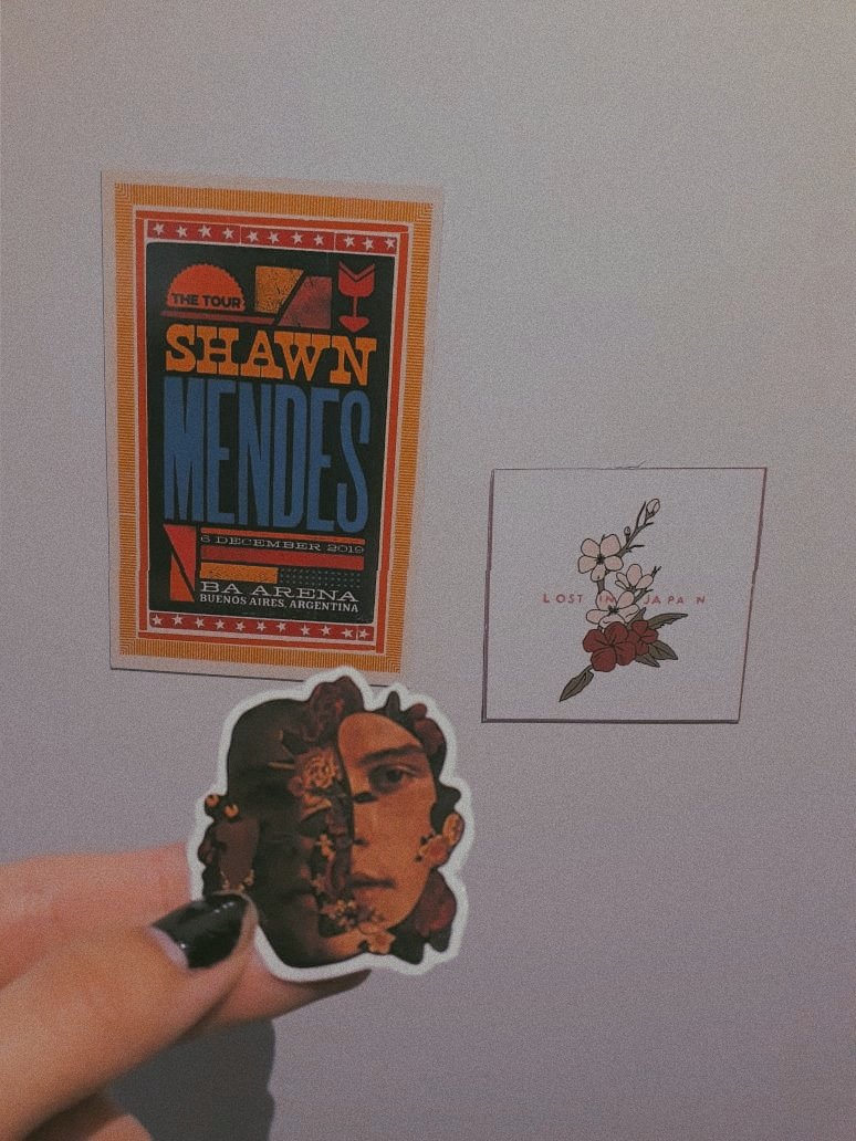 cthmstar's tweet photo. Hola!! Con mi hermana vamos a estar vendiendo imanes y stickers mañana y el sábado, en el recital de Shawn, vamos a estar pasando por la fila así no pierden el lugar 😊 hay más modelos que pueden elegir, rt para difundir porfis https://t.co/CrSe5XIfmP