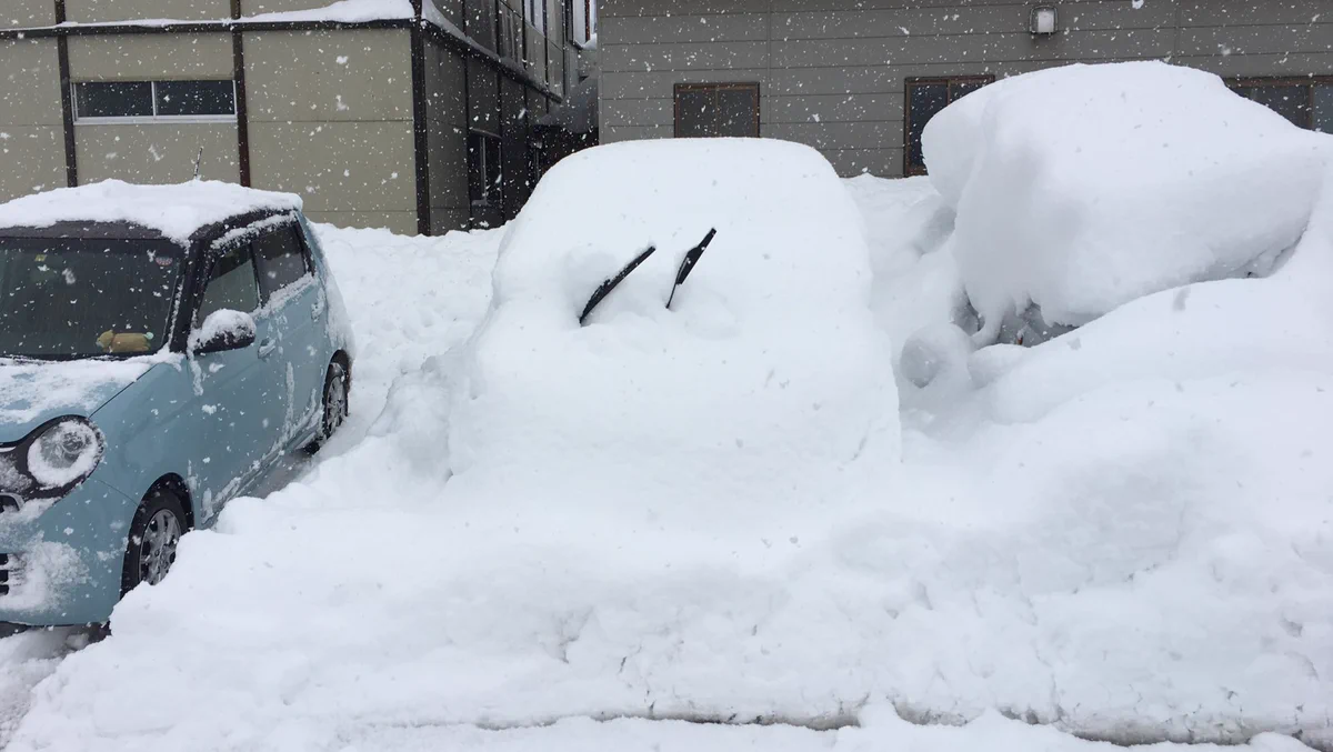雪国は大変？一昨日から止めてる車が完全に埋まってるwww