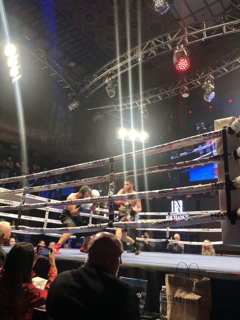 yuriyuri0803's tweet photo. #DTLAfight #bashboxing LAダウンタウンの元証券取引所”エクスチェンジ”で開催された興行。国内トーナメント3度優勝と紹介されたSW級アイザック・ゴンサレスはアンソニー・センダーを右で倒し、正確な連打でふらふらにして初回1:29ストップ勝ち。どこまで上がっていくでしょう。有力マネの姿も見えます https://t.co/Xhr5Q6v1tJ