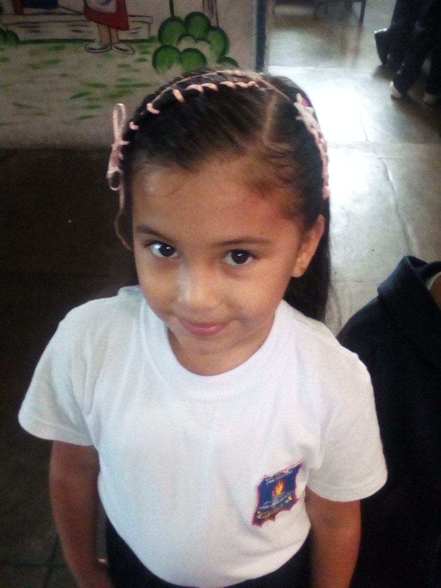LAPARROQUIAL's tweet photo. Contando con la colaboración de la escuela de labores de libertad se realizó una jornada de peluquería para las niñas de la institución @DireDucacionGDT https://t.co/lbty0OWyQ6