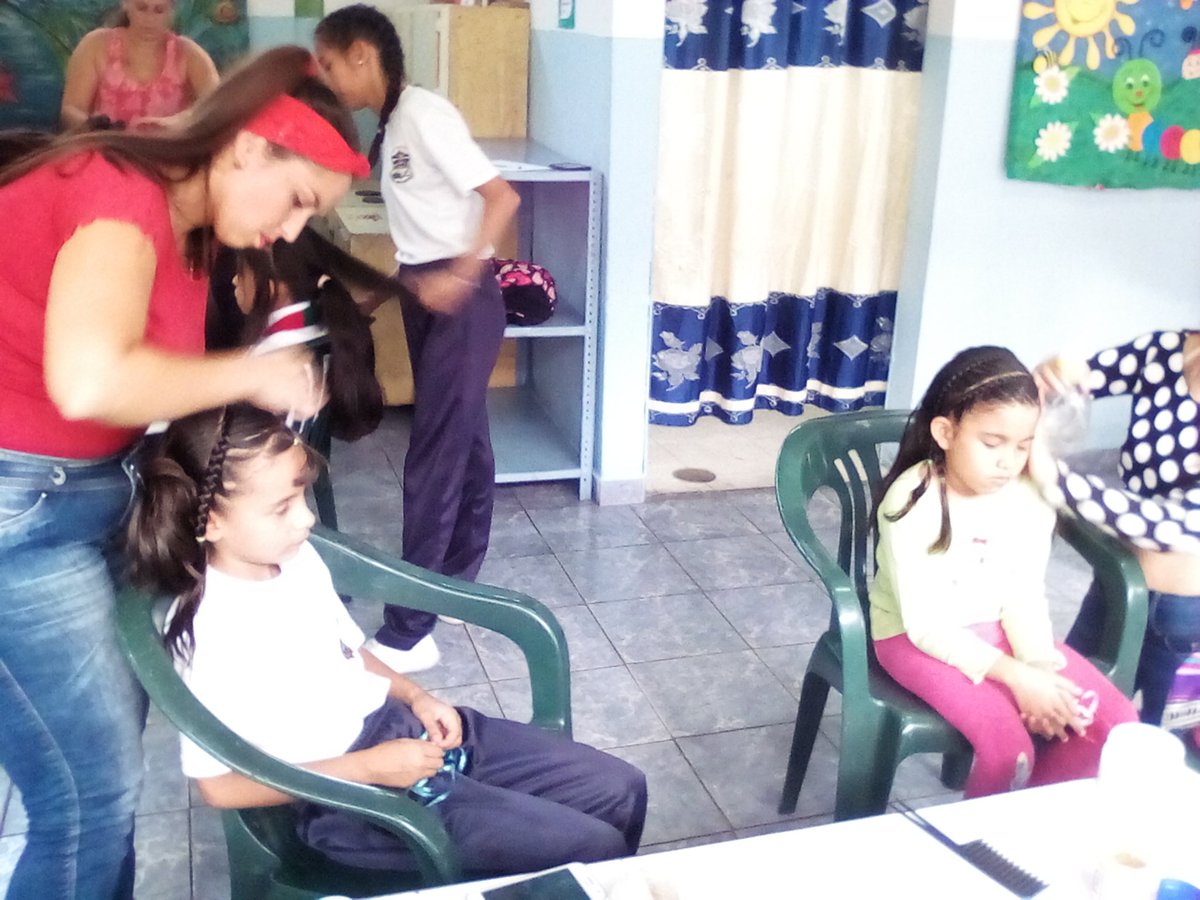 LAPARROQUIAL's tweet photo. Contando con la colaboración de la escuela de labores de libertad se realizó una jornada de peluquería para las niñas de la institución @DireDucacionGDT https://t.co/lbty0OWyQ6