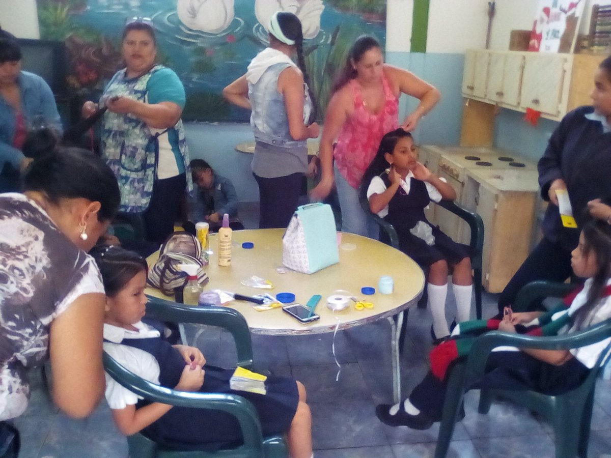 LAPARROQUIAL's tweet photo. Contando con la colaboración de la escuela de labores de libertad se realizó una jornada de peluquería para las niñas de la institución @DireDucacionGDT https://t.co/lbty0OWyQ6