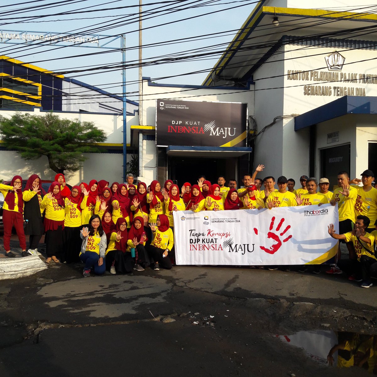 Pagi ini (6/12) Seluruh Pegawai KPP Pratama Semarang Tengah Dua melaksanakan kegiatan jalan santai dan senam pagi di kawasan Kota Lama Semarang. Kegiatan tersebut dilakukan dalam rangka memperingati Hari Anti Korupsi Sedunia (Hakordia) yang jatuh pada tanggal 9 Desember 2019.
