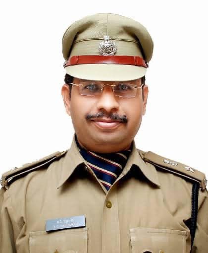 A perfect tribute on #शौर्य_दिवस by CP #vcsajjanar ji. A true #Abba .

#hyderabadpolice #telanganapolice #Salute