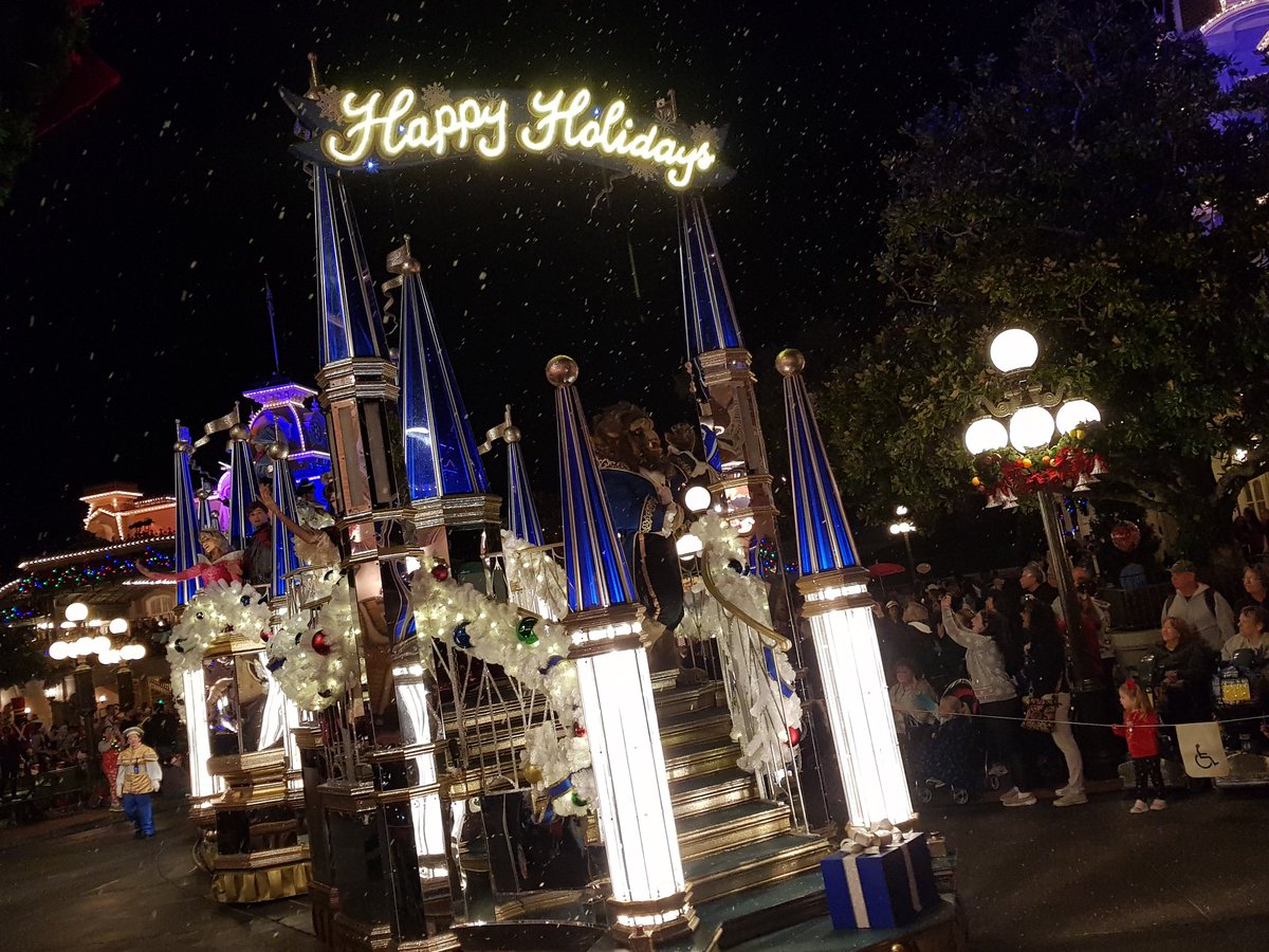 BISCLPYear6's tweet image. This group loved the parade tonight. Disney at Xmas is AMAZING...everyone agrees! Especially the SNOW! #NAEGLOBALGAMES #BISCLP
