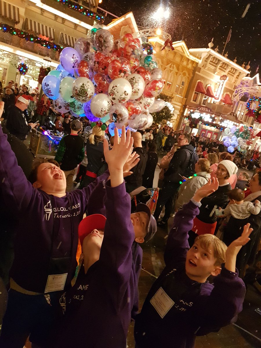 BISCLPYear6's tweet image. This group loved the parade tonight. Disney at Xmas is AMAZING...everyone agrees! Especially the SNOW! #NAEGLOBALGAMES #BISCLP