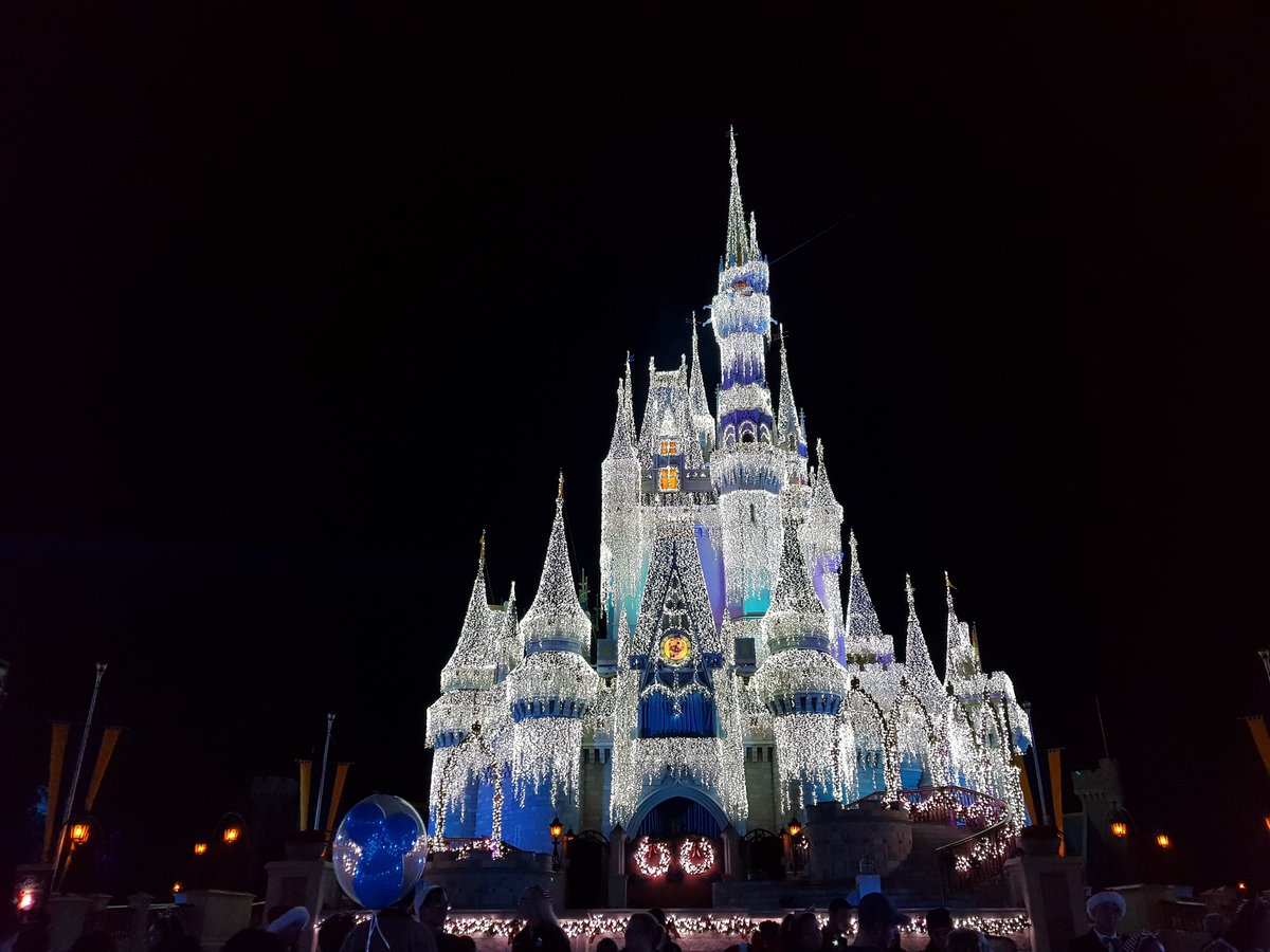 BISCLPYear6's tweet image. This group loved the parade tonight. Disney at Xmas is AMAZING...everyone agrees! Especially the SNOW! #NAEGLOBALGAMES #BISCLP