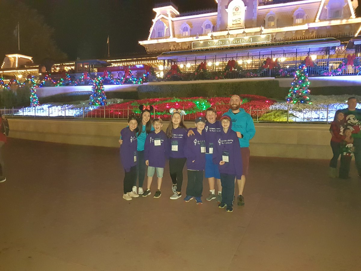 BISCLPYear6's tweet image. This group loved the parade tonight. Disney at Xmas is AMAZING...everyone agrees! Especially the SNOW! #NAEGLOBALGAMES #BISCLP