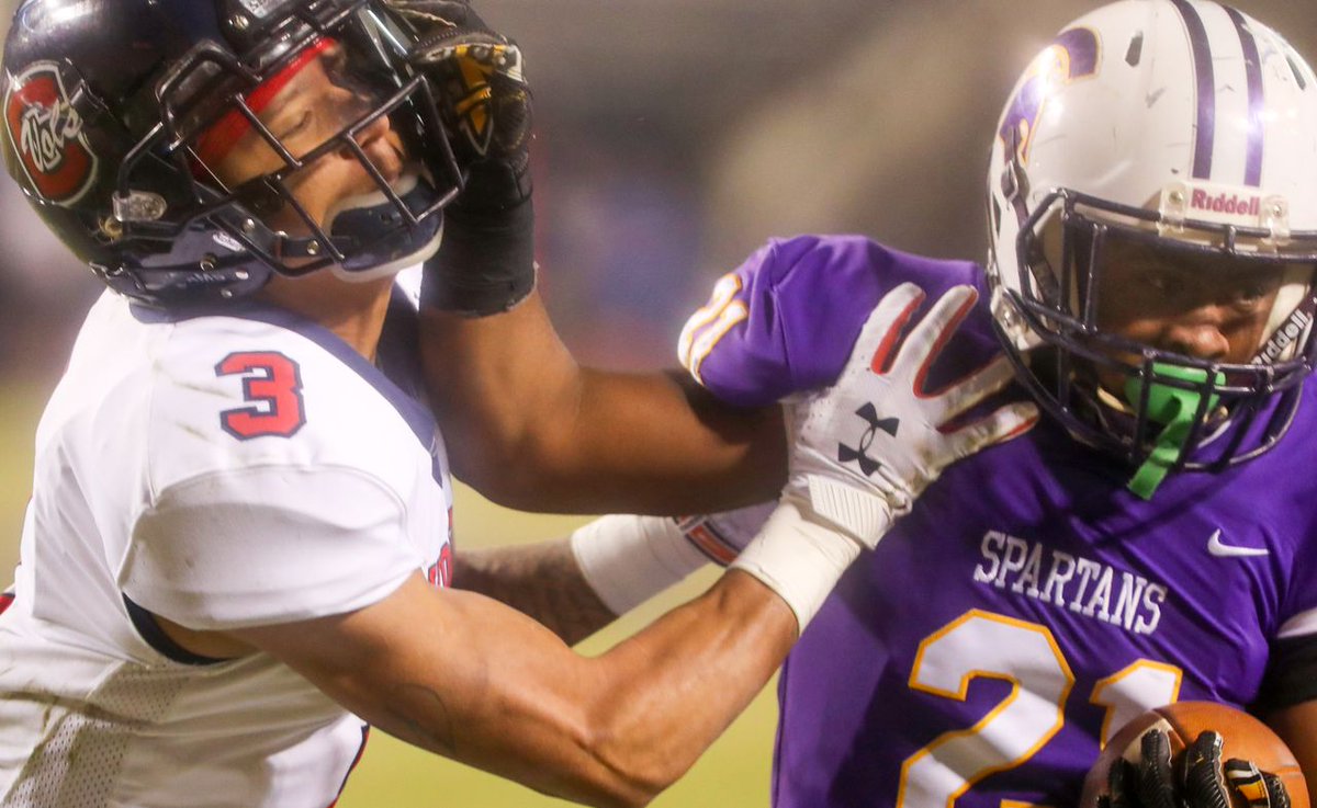 aldotcomPreps's tweet photo. Class 5A championship: Central-Clay repeats, stops Pleasant Grove at 1 on final play https://t.co/dmBOZneG4m https://t.co/gmIxlROC4q