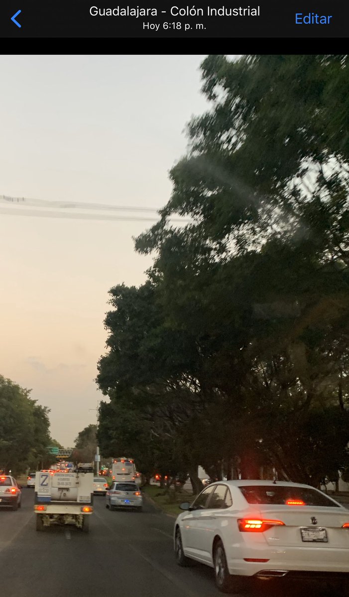 DeyBeaN's tweet photo. @TransporteJal @JaliscoVial @zona3noticias @Trafico_ZMG @ElTocinoDelDia @PabloLatapi @IMEPLAN @torreszam Camion Ruta 646-U1266 Ingresando a carriles centrales de LzrCardenas y bajando pasajeros en el camellón (6:18pm) nivel de Av. Colón, situaciones común con esta ruta. https://t.co/cU8KGsXY2Q