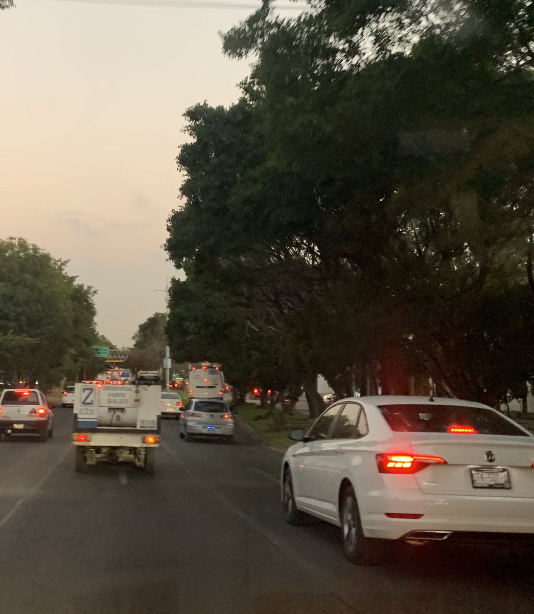 DeyBeaN's tweet photo. @TransporteJal @JaliscoVial @zona3noticias @Trafico_ZMG @ElTocinoDelDia @PabloLatapi @IMEPLAN @torreszam Camion Ruta 646-U1266 Ingresando a carriles centrales de LzrCardenas y bajando pasajeros en el camellón (6:18pm) nivel de Av. Colón, situaciones común con esta ruta. https://t.co/cU8KGsXY2Q