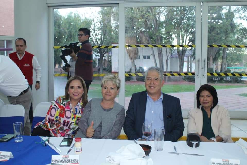 YOLANDACEPEDAE's tweet photo. #slp acompañamos al Secretario General de la #CROM Adalberto Lara Nuñez, en su posada navideña un encuentro emotivo y de gran convivencia https://t.co/uagsnFAUr1