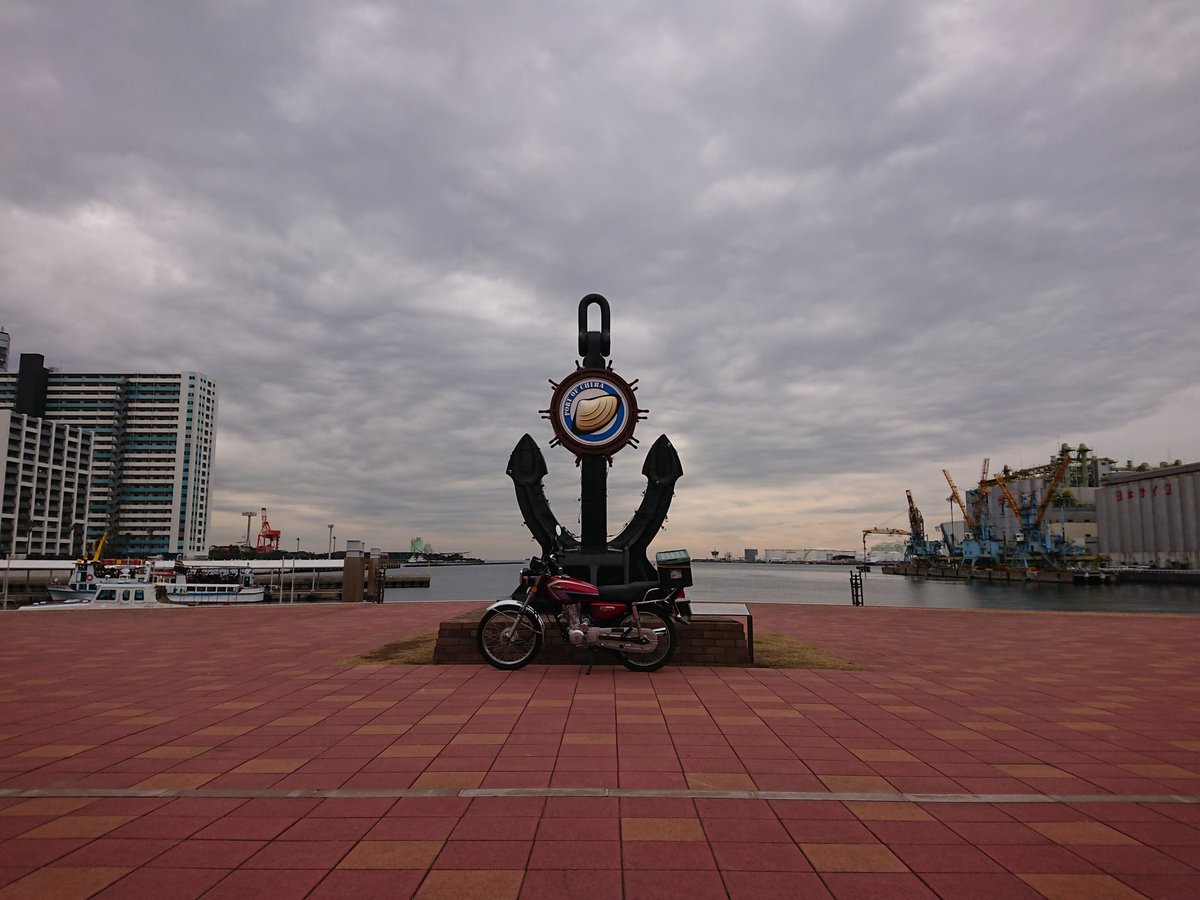 班長 千葉みなと この公園 投げ釣り禁止とは書いてあるけど 釣りそのものは禁止じゃないのね ボラにしては黒くてズングリしてる魚 クロダイ メジナ っぽいのがいる ちょっと夜にルアー通してみたい