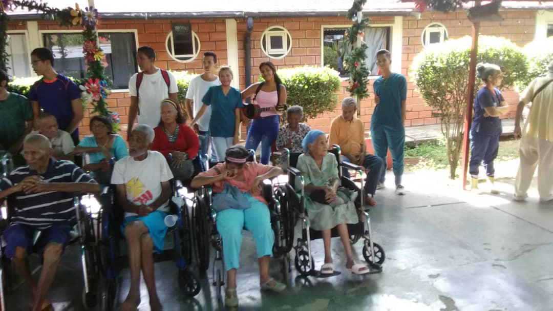 OficialUnerg's tweet photo. #UnergActiva Estudiantes de Fisioterapia de la Unerg llevaron alegría y calor humano a nuestros abuelos del Geriátrico Francisco Lazo Martí, bajo la supervisión del profesor de Arte y Cultura, Jesús Toledo.
@NicolasMaduro 
@Mppeuniv 
@CesarTrompizVE 
@jlberroteran 
@Severianopa https://t.co/oyQ6Q97DcN