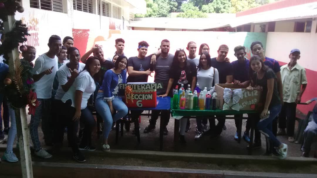 OficialUnerg's tweet photo. #UnergActiva Estudiantes de Fisioterapia de la Unerg llevaron alegría y calor humano a nuestros abuelos del Geriátrico Francisco Lazo Martí, bajo la supervisión del profesor de Arte y Cultura, Jesús Toledo.
@NicolasMaduro 
@Mppeuniv 
@CesarTrompizVE 
@jlberroteran 
@Severianopa https://t.co/oyQ6Q97DcN