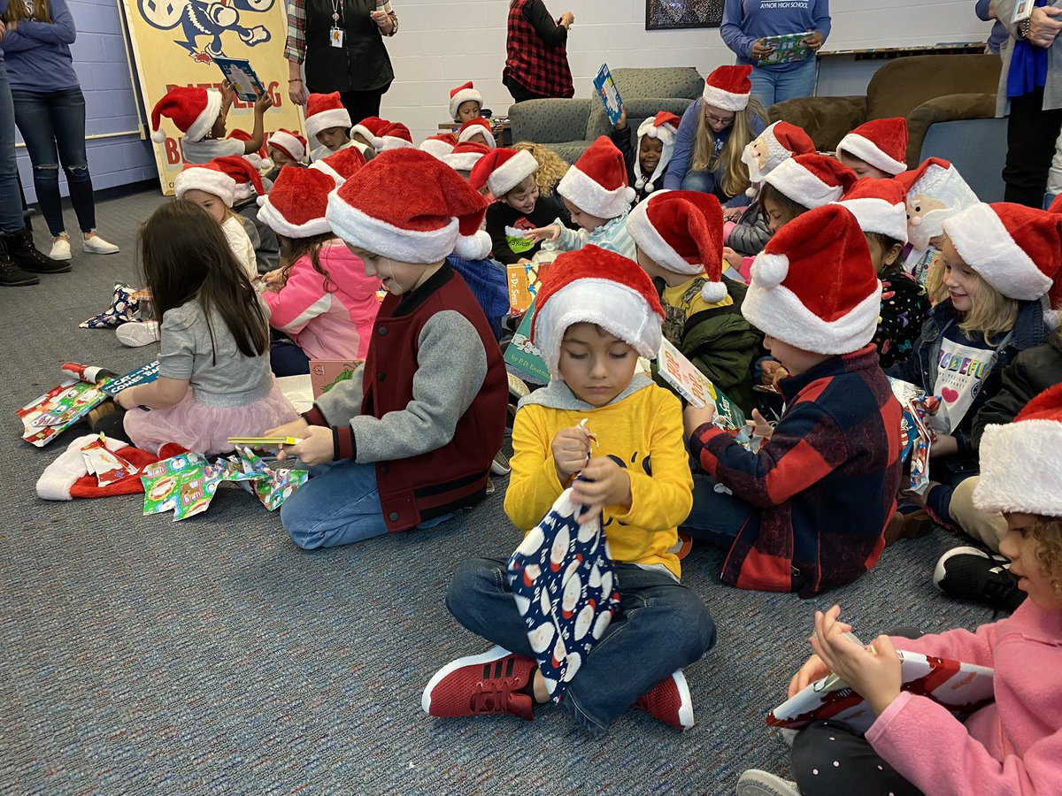 AynorHSLibrary's tweet photo. @AynorHighSchool Book Club enjoyed reading to @AynorElem students today! #GIVETHEGIFTOFLITERACY #BLUEJACKETSREAD #AHSLITERACY #HCSLIBRARYMEDIA https://t.co/GtQEXa0W7d