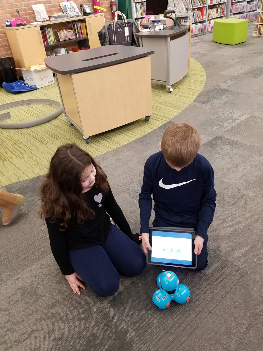 AngieHembree1's tweet photo. Hour of coding, students had a blast. #weard34 #lyonschool https://t.co/ZmtNnGm4Lu