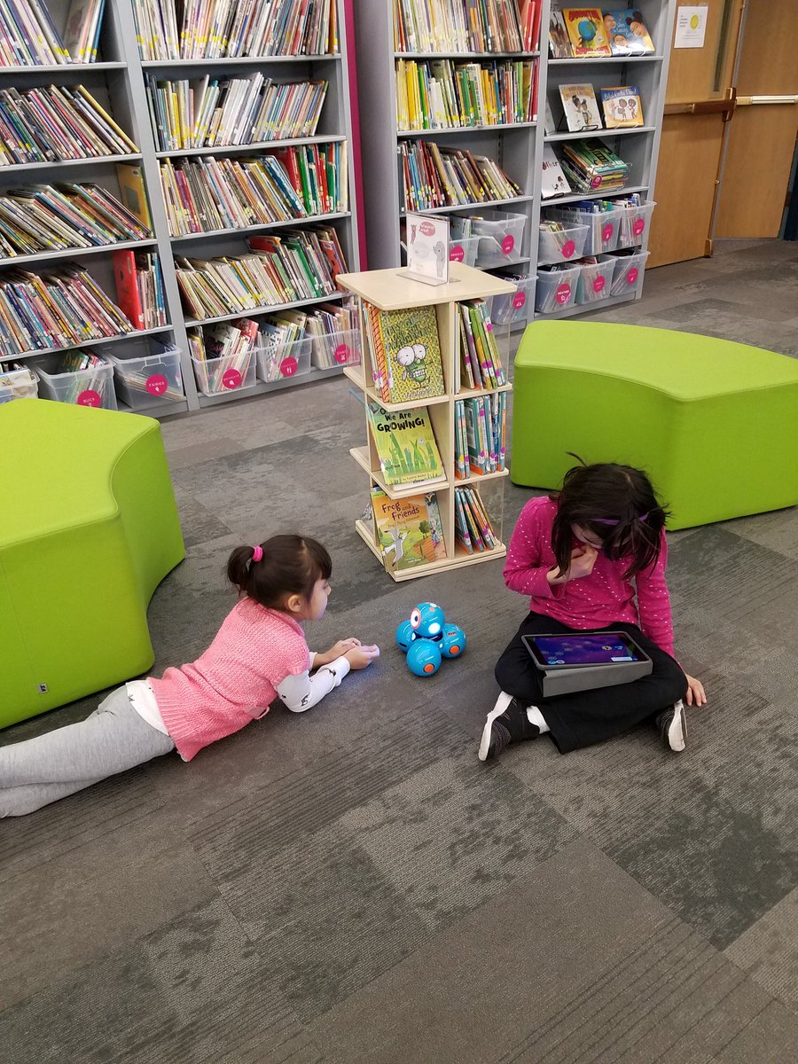 AngieHembree1's tweet photo. Hour of coding, students had a blast. #weard34 #lyonschool https://t.co/ZmtNnGm4Lu