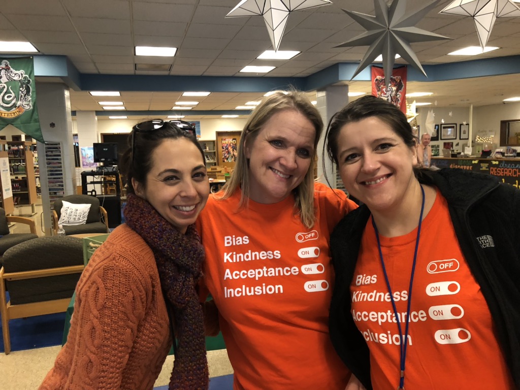 SouthernMSAACPS's tweet photo. Relationship building and being part of our commUNITY! #UnityDay2019 #AACPSAwesome #thesouthernway https://t.co/IeAwj4eLjd