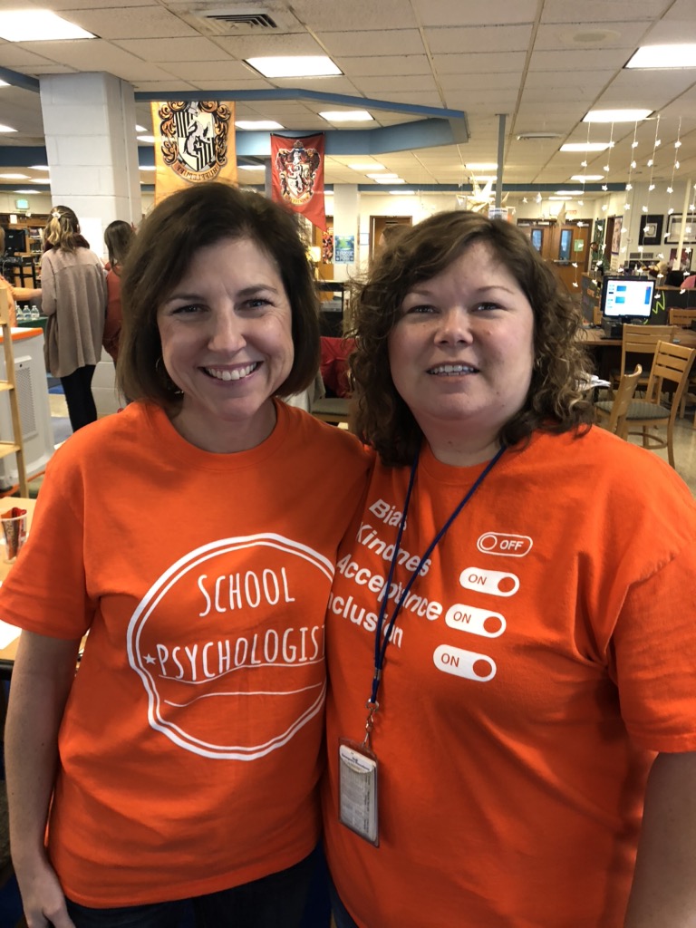 SouthernMSAACPS's tweet photo. Relationship building and being part of our commUNITY! #UnityDay2019 #AACPSAwesome #thesouthernway https://t.co/IeAwj4eLjd