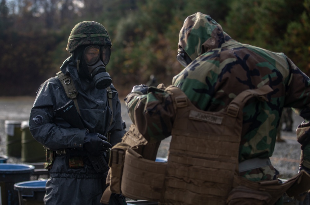 USPACOM's tweet photo. @PacificMarines with #3MARDIV and Soldiers from @Japan_GSDF conduct Chemical, Biological, Radiological and Nuclear #CBRN decontamination drills during #ForestLightMiddleArmy which demonstrates the #AmericanJapaneseAlliance. #Partnerships #BilateralExercise #FreeandOpenIndoPacific https://t.co/UF2vM0vRRh