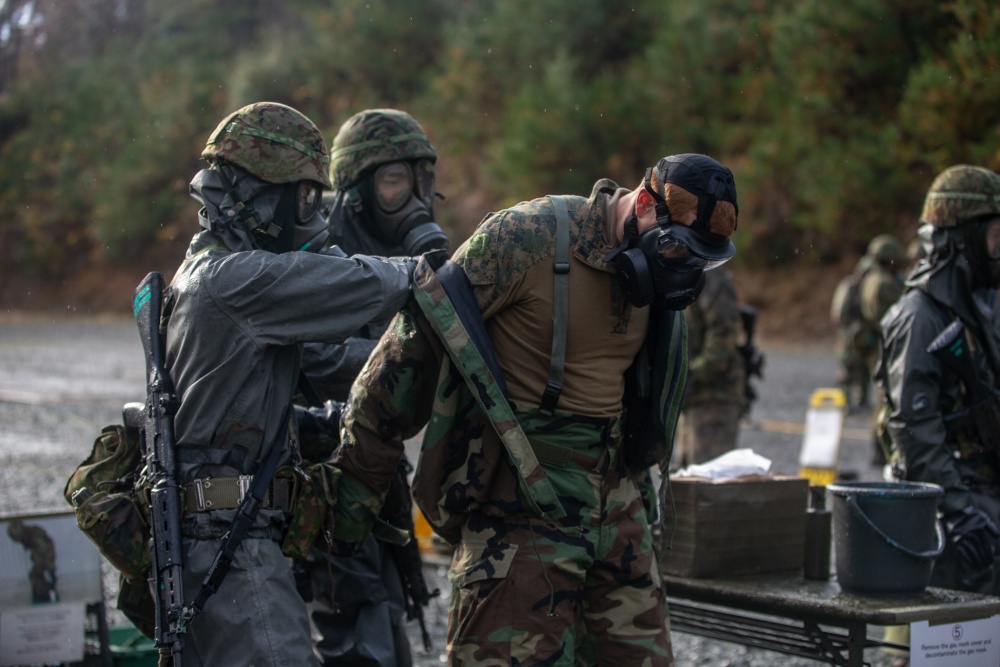 USPACOM's tweet photo. @PacificMarines with #3MARDIV and Soldiers from @Japan_GSDF conduct Chemical, Biological, Radiological and Nuclear #CBRN decontamination drills during #ForestLightMiddleArmy which demonstrates the #AmericanJapaneseAlliance. #Partnerships #BilateralExercise #FreeandOpenIndoPacific https://t.co/UF2vM0vRRh