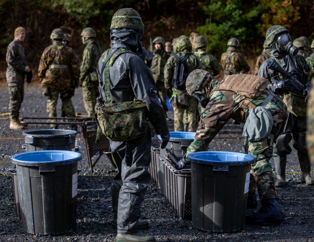 USPACOM's tweet photo. @PacificMarines with #3MARDIV and Soldiers from @Japan_GSDF conduct Chemical, Biological, Radiological and Nuclear #CBRN decontamination drills during #ForestLightMiddleArmy which demonstrates the #AmericanJapaneseAlliance. #Partnerships #BilateralExercise #FreeandOpenIndoPacific https://t.co/UF2vM0vRRh