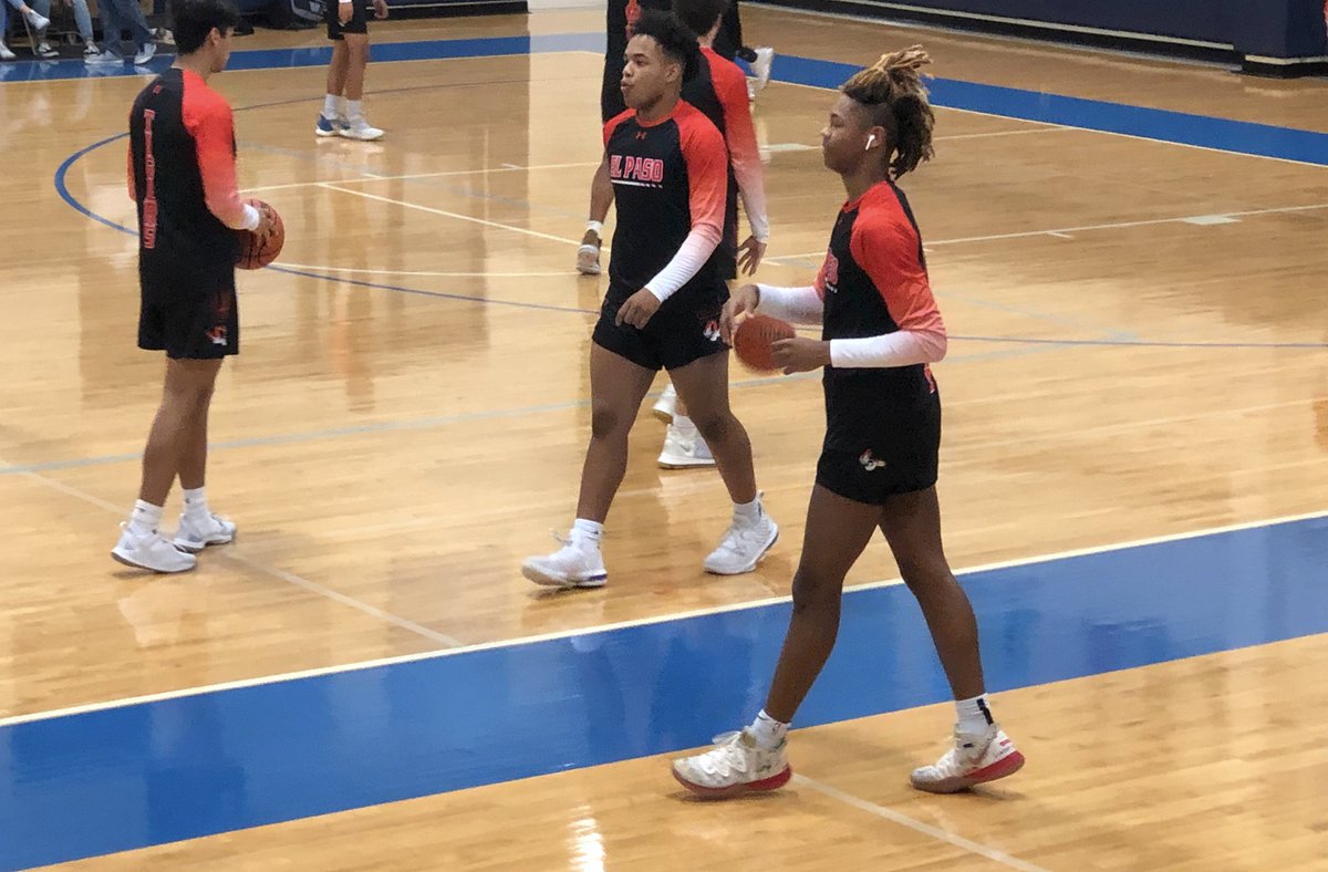 StudentA1stEP's tweet photo. Almost tip time! Watching @Yungballer32 down at the South San Tourney. #Passion #Putpose #Persistence https://t.co/hJK8JEMlOH