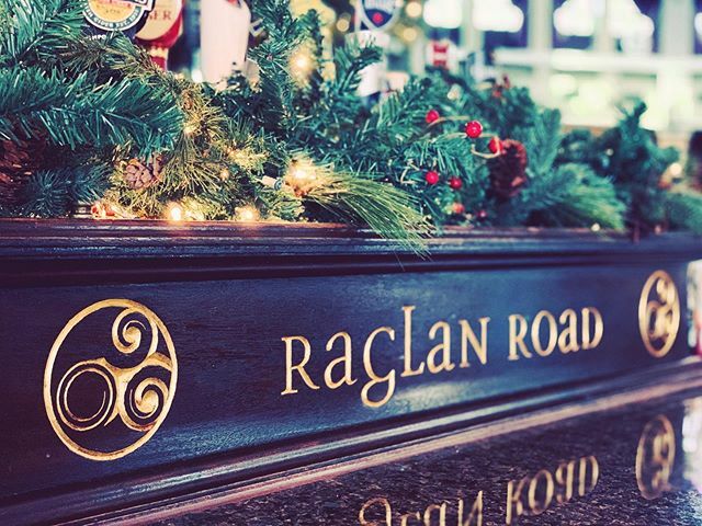 Doing our last day tradition at Raglan Road this time. #raglanroad #irishpub #disneysprings #lastdaytradition #lastdayatdisney #ouryearofdisney #yearofdisney #wdwadults #dfb #disneyfoodiesfb #postcards #disneydrinks #disneydaydrinkers #christmasdecor ift.tt/2Pg4nGV