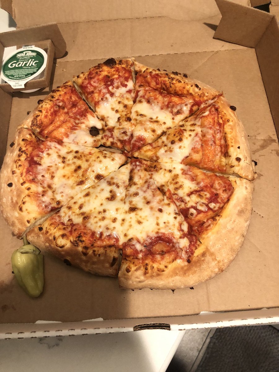 HaleyOates4's tweet photo. @PapaJohnsLou not really sure what happened here to have a hole in my pizza... quality is so poor compared to my pepperoni ordered https://t.co/88wBZf3Zaw