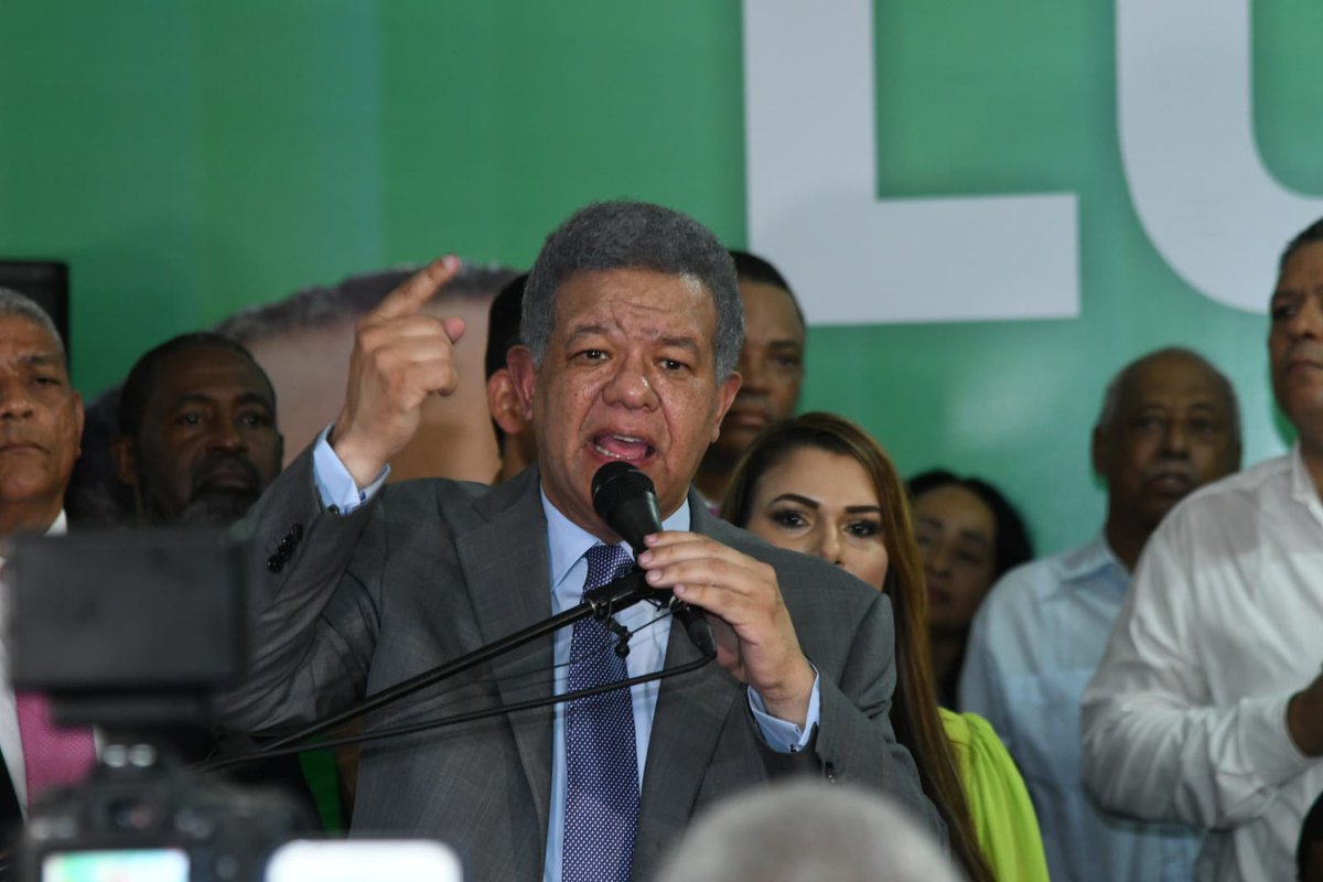 Guzmannoficial's tweet photo. En Santo Domingo Oeste,  @LeonelFernandez proclama a Francisco Luciano como candidato a alcalde y Keyla Reyna vice alcaldesa de #LaFuerzaDelPueblo y aliados. https://t.co/bck1TrTYPY